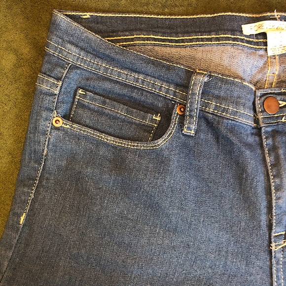 F21 | Light Wash Denim Jeans - Picture 4 of 7